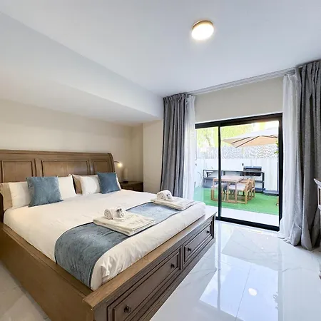 House With Jacuzzi Near The #1960 *