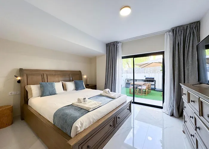 House With Jacuzzi Near The #1960 *