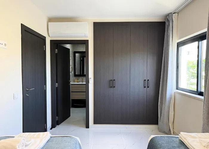 House With Jacuzzi Near The #1960 *