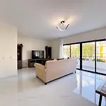 House With Jacuzzi Near The #1960 بيت للعطل