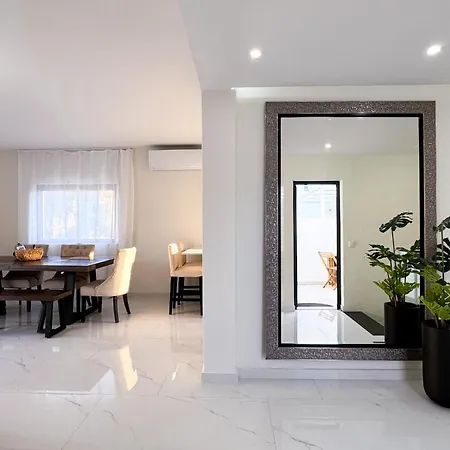 Σπίτι διακοπών House With Jacuzzi Near The #1960 *