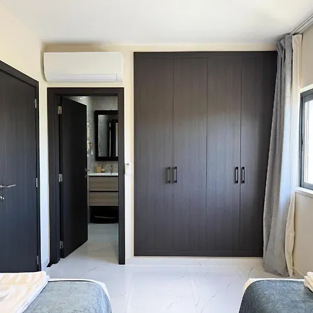 House With Jacuzzi Near The #1960 *